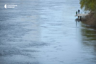 Рибалки на лівому березі у Києві, 17 квітня 2023 року Рибалки на лівому березі у Києві, 17 квітня 2023 року