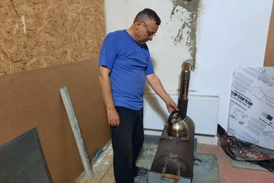 Альтернативне опалення. Аби не замерзнути взимку миколаївець встановив дома "буржуйку"