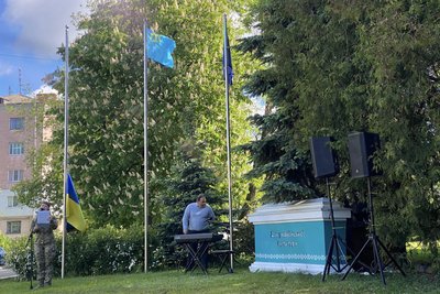 У Житомирі вшанували пам’ять жертв політичних репресій, а також підняли прапор кримськотатарського народу У Житомирі вшанували пам’ять жертв політичних репресій, а також підняли прапор кримськотатарського народу