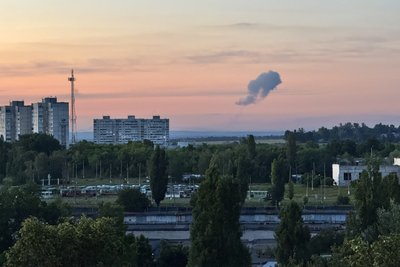 Дим над Липецькою громадою після влучання російської керованої авіабомби ввечері 22 червня 2024 року Дим над Липецькою громадою після влучання російської керованої авіабомби ввечері 22 червня 2024 року