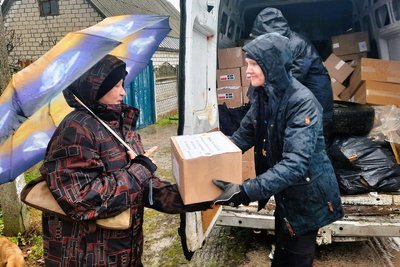 Акторка серіалу "Вікінги" разом з волонтерами доставила допомогу на Миколаївщину Акторка серіалу "Вікінги" разом з волонтерами доставила допомогу на Миколаївщину