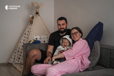 Ігор Безкаравайний зі своює партнеркою Оленою та донькою Емілією, Київ, жовтень 2022 року. Ігор втратив частину ноги через вибух міни на Донеччині у 2015-му Ігор Безкаравайний зі своює партнеркою Оленою та донькою Емілією, Київ, жовтень 2022 року. Ігор втратив частину ноги через вибух міни на Донеччині у 2015-му