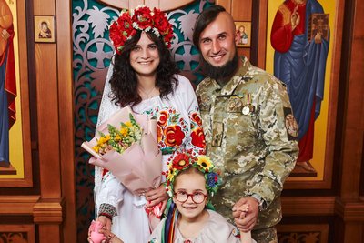 Пише вірші та допомагає військовим. Історія дев'ятирічної волонтерки Софії з Дніпра Пише вірші та допомагає військовим. Історія дев'ятирічної волонтерки Софії з Дніпра
