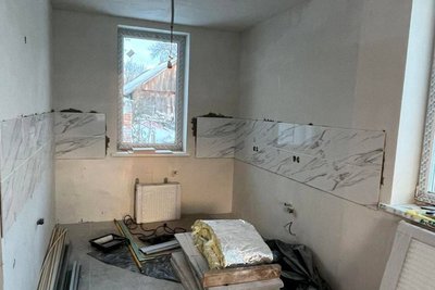 "Зводять з нуля": як відбудовують приватні будинки в Макарові "Зводять з нуля": як відбудовують приватні будинки в Макарові