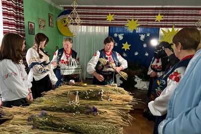 "Символ Рідзва" — у громаді на Житомирщині ліцеїстів навчали плести солом'яні дідухи "Символ Рідзва" — у громаді на Житомирщині ліцеїстів навчали плести солом'яні дідухи