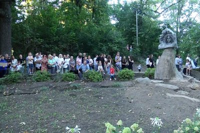 На Житомирщині відкрили скульптурну композицію Кузьмі Скрябіну На Житомирщині відкрили скульптурну композицію Кузьмі Скрябіну