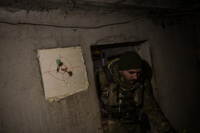 Український військовий в сховищі у місті Вугледар