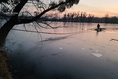 На Київщині двоє підлітків застрягли на замерзлій річці На Київщині двоє підлітків застрягли на замерзлій річці