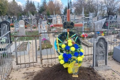 Новий хрест на могилі військового Максима Ткаченка у Змієві, 13 квітня 2026 року Новий хрест на могилі військового Максима Ткаченка у Змієві, 13 квітня 2026 року