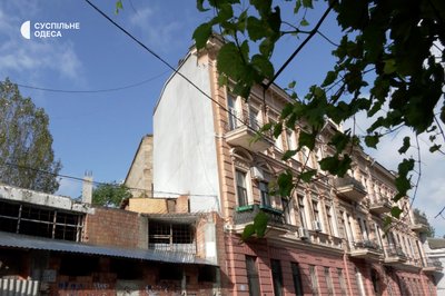 "Ким треба бути, аби таке збудувати?": біля будинку-стіни в Одесі знесли незаконні конструкції "Ким треба бути, аби таке збудувати?": біля будинку-стіни в Одесі знесли незаконні конструкції