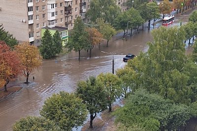 Підтоплені вулиці та дві пожежі — наслідки негоди на Волині Підтоплені вулиці та дві пожежі — наслідки негоди на Волині