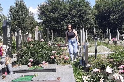 "Цвинтар не повинен бути хащами і лісом": вдова загиблого бійця Тамара Яніна прибирає могили чужих померлих "Цвинтар не повинен бути хащами і лісом": вдова загиблого бійця Тамара Яніна прибирає могили чужих померлих