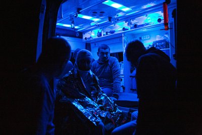 Поранені бійці готуються до евакуації зі стабпункту на Бахмутському напрямку