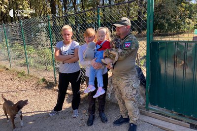В Одесі родина забрала з притулку цуценя, яке перед загибеллю врятував військовий В Одесі родина забрала з притулку цуценя, яке перед загибеллю врятував військовий