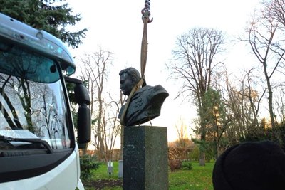 Тепер без Ковпака: у Києві у парку Слави демонтували погруддя радянських діячів Тепер без Ковпака: у Києві у парку Слави демонтували погруддя радянських діячів