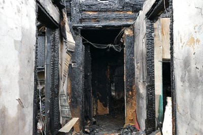 "Жінка дзвонить, каже, що ми горимо". У Шостці "шахед" влучив у двір пенсіонерів