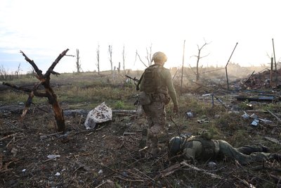 Командир підрозділу 3-ї ДШБ проходить повз тіло загиблого російського військового в Андріївці Командир підрозділу 3-ї ДШБ проходить повз тіло загиблого російського військового в Андріївці