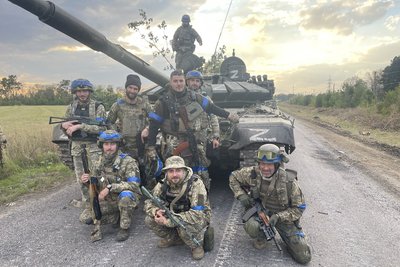 Бійці майбутнього підрозділу "Ахіллес" біля стели на в'їзді в Куп'янськ, 2022 рік Бійці майбутнього підрозділу "Ахіллес" біля стели на в'їзді в Куп'янськ, 2022 рік