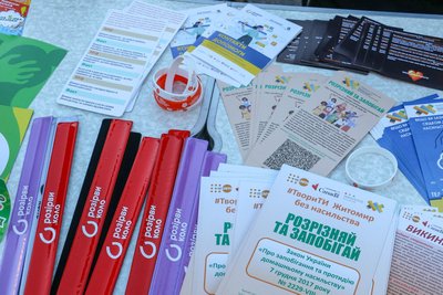 У Житомирі влаштували вуличну акцію із протидії насильства та закликали доєднатися до неї у соцмережах У Житомирі влаштували вуличну акцію із протидії насильства та закликали доєднатися до неї у соцмережах