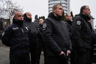 Поліцейські, які прийшли попрощатись із загиблими колегами та керівниками на Байковому кладовищі, Київ, 21 січня 2023 року.