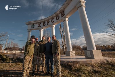 "Падре" з друзями та волонтерами біля колонної стели на в'їзді у Херсон зі сторони Миколаєва, листопад 2022 року. "Падре" з друзями та волонтерами біля колонної стели на в'їзді у Херсон зі сторони Миколаєва, листопад 2022 року.