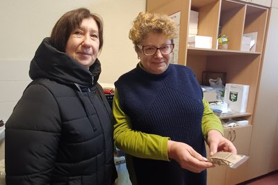 В місті на Житомирщині жінки готують трав’яні чаї, пастилу, приправи і допомагають ЗСУ В місті на Житомирщині жінки готують трав’яні чаї, пастилу, приправи і допомагають ЗСУ