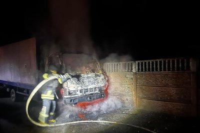 Рятувальник гасить автівку на ринку в Дергачах Рятувальник гасить автівку на ринку в Дергачах