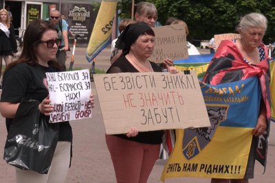 "Щоб суспільство пам'ятало, якою ціною живе": у Хмельницькому відбулася акція на підтримку військовополонених "Щоб суспільство пам'ятало, якою ціною живе": у Хмельницькому відбулася акція на підтримку військовополонених