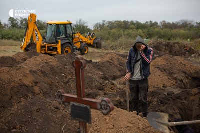 Копачі не встигають справлятись з такою кількістю могил