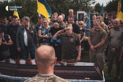 "Він був зразковим військовослужбовцем": під Одесою прощалися із зооволонтером, який загинув на Херсонщині "Він був зразковим військовослужбовцем": під Одесою прощалися із зооволонтером, який загинув на Херсонщині