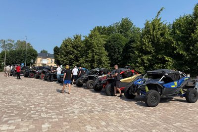 Перед заїздом учасники зібрались на центральній площі у Знам'янці Перед заїздом учасники зібрались на центральній площі у Знам'янці