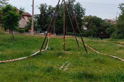 Вибухотехніки знешкодили нерозірвані касетні снаряди у домівках після атаки на Київ Вибухотехніки знешкодили нерозірвані касетні снаряди у домівках після атаки на Київ
