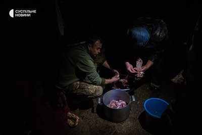 Після рубки чоловіки вправно перемивають м'ясо, яке необідне для приготування їжі військовим у Бахмуті. Донеччина, грудень 2022 року. Після рубки чоловіки вправно перемивають м'ясо, яке необідне для приготування їжі військовим у Бахмуті. Донеччина, грудень 2022 року.