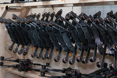 Від волонтерства до виробництва: жителі Одеси виготовили понад 50 тисяч FPV-дронів для фронту Від волонтерства до виробництва: жителі Одеси виготовили понад 50 тисяч FPV-дронів для фронту
