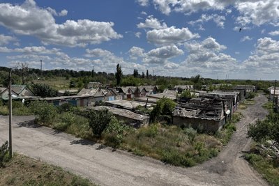 Як у селищі Новодонецьке місцеві вже два тижні живуть без електрики Як у селищі Новодонецьке місцеві вже два тижні живуть без електрики