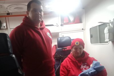 Екстрений медтехнік Іван Жадан та парамедикиня Тетяна Церковна з новонародженим у Богодухові хлопчиком, 29 грудня 2025 року Екстрений медтехнік Іван Жадан та парамедикиня Тетяна Церковна з новонародженим у Богодухові хлопчиком, 29 грудня 2025 року