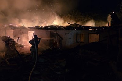 У Бурині сталася пожежа через обстріл У Бурині сталася пожежа через обстріл