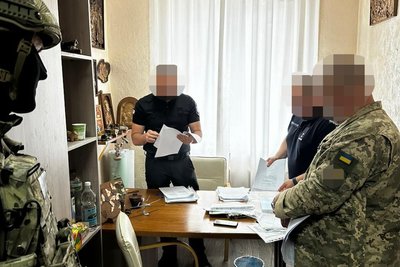 Сина посадовця Вінницького комісаріату підозрюють у вимаганні грошей за оформлення виїзду за кордон Сина посадовця Вінницького комісаріату підозрюють у вимаганні грошей за оформлення виїзду за кордон