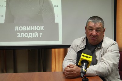 На Житомирщині депутати звинувачують голову громади у зловживаннях — очільник громади заперечує На Житомирщині депутати звинувачують голову громади у зловживаннях — очільник громади заперечує