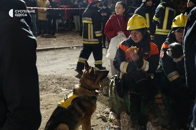 В Одесі внаслідок дронової атаки РФ пошкоджена житлова багатоповерхівка В Одесі внаслідок дронової атаки РФ пошкоджена житлова багатоповерхівка
