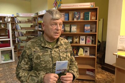 Хмельницький поет Михайло Цимбалюк приїхав з фронту, аби отримати літературну премію Хмельницький поет Михайло Цимбалюк приїхав з фронту, аби отримати літературну премію