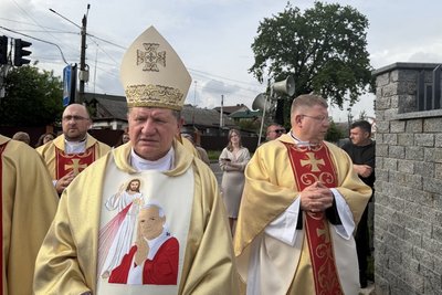 У Житомирі освятили пам’ятник Іоанну Павлу ІІ: монумент відкрили до дня народження понтифіка У Житомирі освятили пам’ятник Іоанну Павлу ІІ: монумент відкрили до дня народження понтифіка