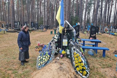 Мати військовослужбовця із села Забране Малинської громади на Житомирщині чекає на грошову виплату за загиблого сина Мати військовослужбовця із села Забране Малинської громади на Житомирщині чекає на грошову виплату за загиблого сина
