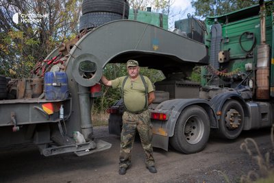 Водій трала 14 ОМБр Олег біля вантажівки Водій трала 14 ОМБр Олег біля вантажівки
