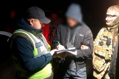 Чоловік, якого підозрюють в організації схеми виїзду за кордон для чоловіків призовного віку Чоловік, якого підозрюють в організації схеми виїзду за кордон для чоловіків призовного віку