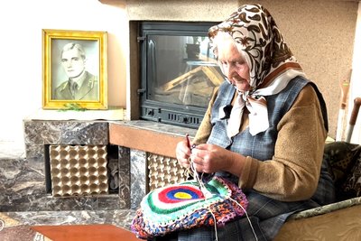 86-річна жінка з Рівненщини плете килимки для військових 86-річна жінка з Рівненщини плете килимки для військових
