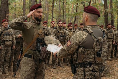 Десантники 95 житомирської бригади отримали нагороди за виконання завдань на полі бою Десантники 95 житомирської бригади отримали нагороди за виконання завдань на полі бою