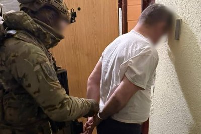 На підозрюваного надягають кайданки На підозрюваного надягають кайданки