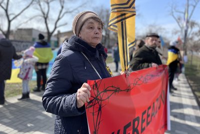 "Ми чекаємо": у Миколаєві рідні військовополонених вийшли на акцію-нагадування "Ми чекаємо": у Миколаєві рідні військовополонених вийшли на акцію-нагадування