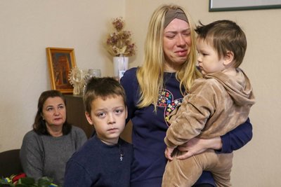 У Житомирі чотирьом родинам полеглих воїнів передали нагороди захисників У Житомирі чотирьом родинам полеглих воїнів передали нагороди захисників